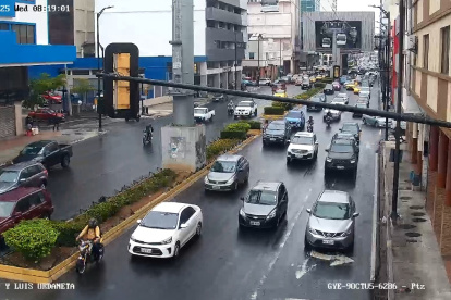 El centro de Guayaquil amaneció con calzada mojada por recientes precipitaciones.