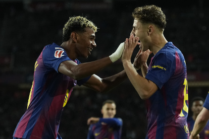 Lamine Yamal (i) y Fermín (d) serán titular en el FC Barcelona en la visita al Brujas.