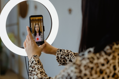 El cantante Romeo Santos, un pilar fundamental en la explosión de la bachata en TikTok, liderando las tendencias de baile en Ecuador.