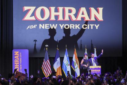 El alcalde electo de la ciudad de Nueva York, Zohran Mamdani (i), y su esposa, saludan a la multitud durante una fiesta celebrada por el candidato demócrata en Brooklyn, Nueva York.