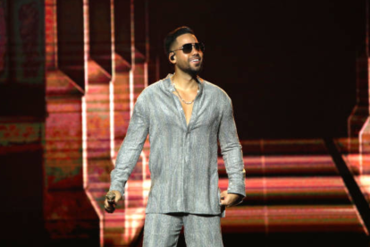 Romeo Santos ostenta el récord de ser el artista de bachata con más ventas y streams a nivel mundial, una hazaña que lo corona como el "Rey de la Bachata" e impulsa la popularidad del género en plataformas como TikTok.