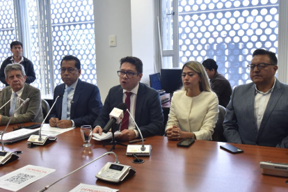 Héctor Rodríguez denuncia glosa millonaria por cobros indebidos en empresas vinculadas al presidente del IESS.