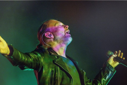 Thom Yorke, vocalista del grupo, mostró un espectáculo diferente con el apoyo de las pantallas suspendidas en el escenario.