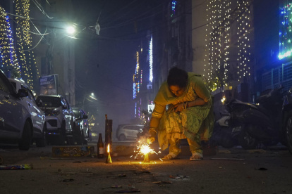 En la imagen, contaminación y restos de pirotecnia cubren una calle de Nueva Delhi tras las celebraciones del Diwali, en pleno repunte de los niveles de polución del año.