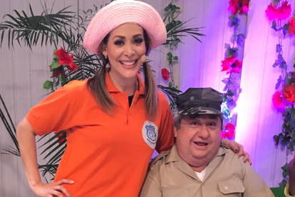 Mimo con la actriz Vilma Sotomayor, quien vive en México.