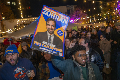 Simpatizantes del demócrata Zohran Mamdani celebran luego de conocer su triunfo para la alcaldía de Nueva York este martes en Estados Unidos.
