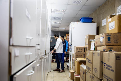 Archivo. Edgar Lama, presidente del IESS, entrega medicamentos en Guayaquil, Quito y Cuenca.