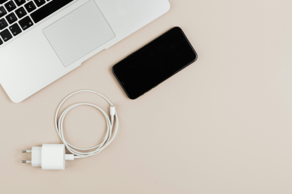 Los Power Banks de alta capacidad son la herramienta fundamental para enfrentar apagones, garantizando múltiples recargas y manteniendo la comunicación activa.