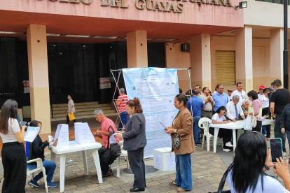 La UNE realizó en Guayaquil una consulta simbólica como inicio de la campaña por el No