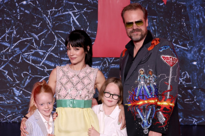 David Harbour y Lily Allen. Una gala en la que estuvieron acompañados de los hijos de la cantante. David tiene una postura sobre no tener hijos.