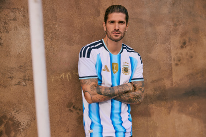 Rodrigo De Paul con la nueva camiseta que utilizará Argentina en el Mundial 2026.
