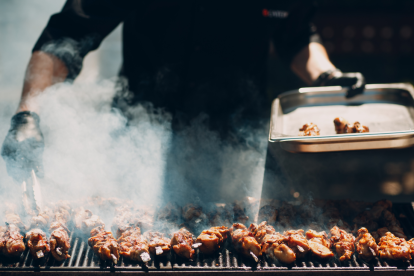 Las brasas de leña son el elemento crucial que aporta el aroma ahumado y uniforme, distintivo del asado uruguayo, cocinado con paciencia y sal gruesa.