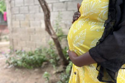 Fotografía cedida por World Vision Latinoamérica donde se observa a una mujer haitiana en embarazo en Santo Domingo (República Dominicana).