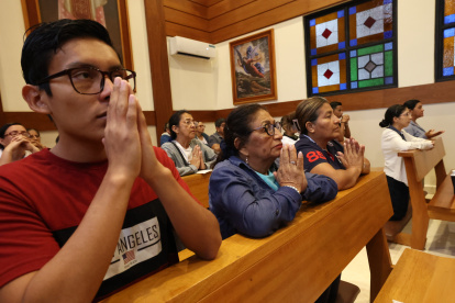 Devoción. La fe trata de mantenerse en los creyentes, pese a la grave crisis de seguridad que se vive actualmente. Los cristianos aseguran que oran por la situación del Ecuador.