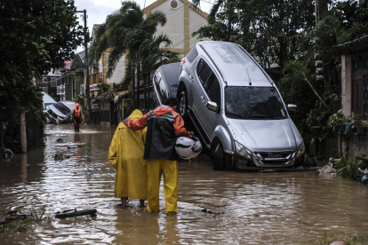 Vehículos dañados se amontonan a lo largo de una calle inundada por el tifón Kalmaegi, en la ciudad de Cebú, Filipinas, el 4 de noviembre de 2025.