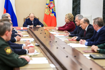 El presidente ruso Vladimir Putin asiste a una reunión con miembros del Consejo de Seguridad en el Kremlin, Moscú, Rusia, el 5 de noviembre de 2025.