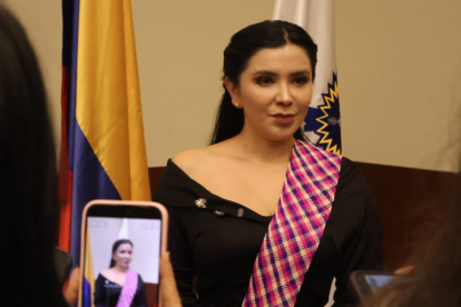 Catalina Cajías recibe la condecoración “Manuela Sáenz a la Integración Latinoamericana” por parte del Parlamento Andino