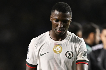 Moisés Caicedo no fue titular, pero disputó casi todo el compromiso del empate de Chelsea ante Qarabag en la Champions League.