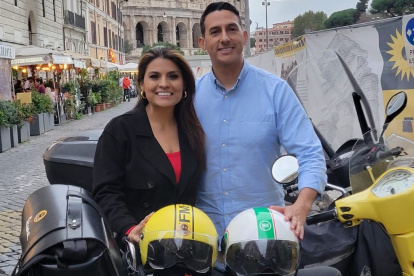 La pareja recorrió Roma en moto.
