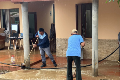 El Pangui amaneció entre lodo y desesperación. Las familias intentan recuperarse tras el aguacero que inundó sus viviendas y puso a prueba la respuesta de las autoridades.