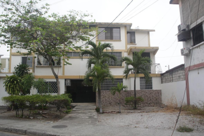 Fiscalía realiza pericia en el departamento de Sauces 9 donde ocurrió el asesinato de Martha Solís.