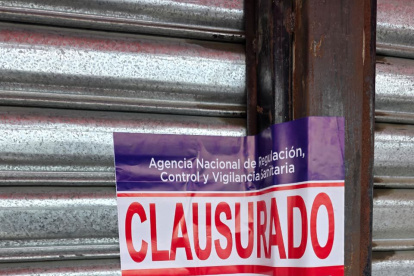 Arcsa clausura tres locales en Guayaquil por plagas y falta de higiene.