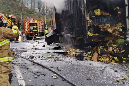 Un camión se incendió este 6 de noviembre en la av. Simón Bolívar, a la altura de Guápulo, en el oriente de Quito.