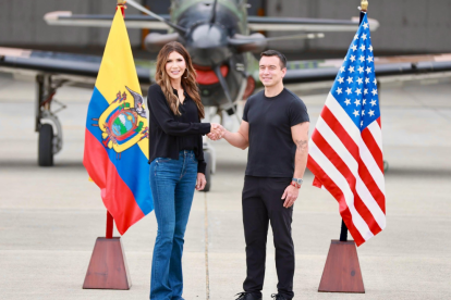 Kristi Noem, la secretaria de Seguridad Nacional, arribó a a la base Eloy Alfaro (Manta) junto con Daniel Noboa