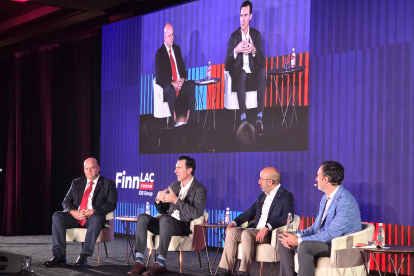 De izquierda a derecha el subgerente de la Caja Los Héroes de Chile, Angelo Ciuffardi; el especialista global senior en finanzas del Grupo de instituciones financieras (IFC), José F. Etchegoyen; el director de Finanzas para América Latina y el Caribe de la Fundación alemana  Sparkassenstiftung, Ricardo Toranzo; y el director de la Unidad de Construcción y Aceleración de Ecosistemas del Banco Interamericano de Desarrollo (BID), César Buenadicha; hablan durante el foro FinnLaC 2025 este martes, en Miami (EE.UU.). Los participantes del foro FinnLaC 2025 pusieron el foco en el segmento de mercado que ofrece las mayores oportunidades de negocio para las fintech y el resto del sector financiero en Latinoamérica: las personas de mayor edad, grupo al que es indispensable incorporar a la nueva ola tecnológica y dotar de conocimientos digitales para que puedan aprovechar todo su potencial. EFE/ Alberto Boal