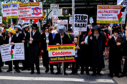 Judíos ultraortodoxos de la organización antisionista Neturei Karta participan en una protesta llamada "Alto al hambre en Gaza" en Nueva York el 25 de julio de 2025.
