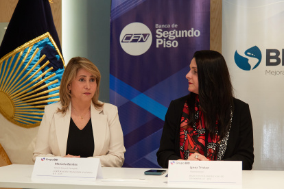 Representantes de la CFN y el BID en la firma de un acuerdo de movilidad eléctrica.