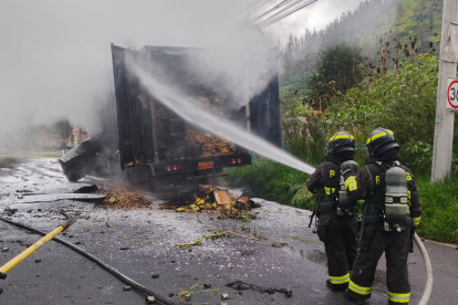 El fuego afectó la carga del camión que transportaba diferentes materiales.