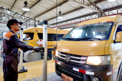 Las furgonetas de transporte escolar están entre los medios de transporte que deben cumplir con la Revisión Técnica Vehicular en Guayaquil.