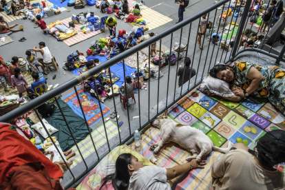 Familias afectadas por el tifón Kalmaegi se alojan en un complejo deportivo utilizado como centro de evacuación en la provincia de Cebú, Filipinas, 6 de noviembre de 2025.