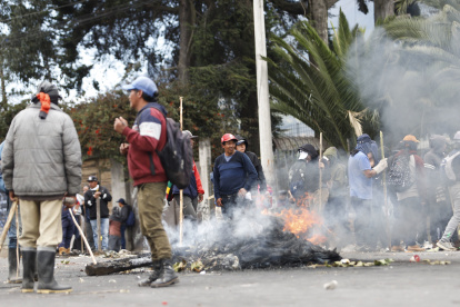 Varios manifestante bloquearon una carretera en el marco del paro nacional.