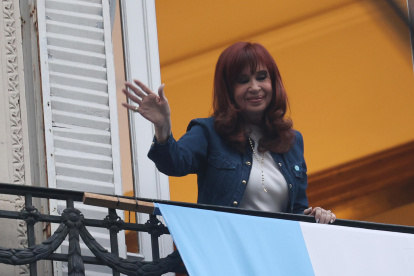 La expresidenta de Argentina Cristina Fernández de Kirchner saluda desde el balcón de su casa, donde cumple prisión domiciliaria en Buenos Aires (Argentina).
