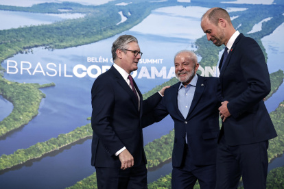 El presidente de Brasil, Luiz Inácio Lula da Silva (c), saluda al primer ministro de Reino Unido, Keir Starmer (i) y al príncipe de Gales, Guillermo durante la conferencia de la COP30, en Belém (Brasil).