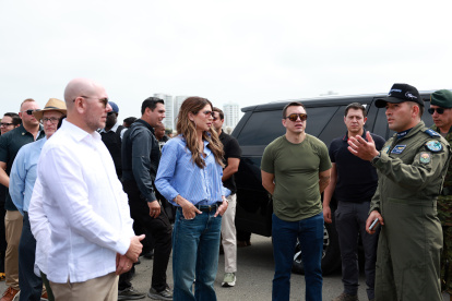 Daniel Noboa y Kristi Noem realizaron un recorrido por la Escuela Superior de Aviación "Cosme Rennella", ubicada en Salinas, provincia de Santa Elena.