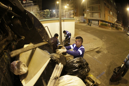 Las brigadas de Emaseo continúan con la recolección de basura en los barrios de Quito, mientras el Concejo analiza una nueva forma de cobro.