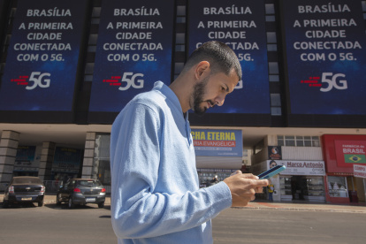 Un hombre utiliza su teléfono en Brasilia (Brasil) en el 2022 cuando se inauguró allí el 5G.