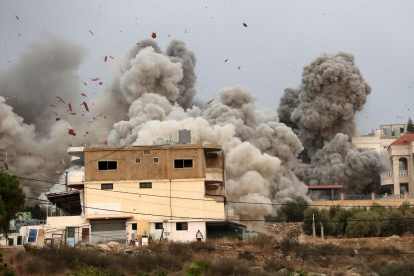 Humo se eleva tras un ataque aéreo israelí en la ciudad de Tayr Debba, en el sur del Líbano, el 6 de noviembre de 2025.