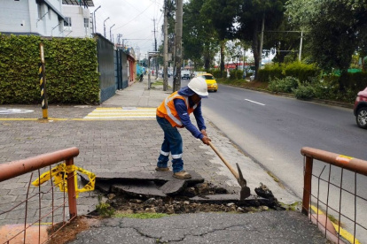 Operarios y maquinaria pesada iniciaron el desmontaje del puente peatonal deteriorado en la avenida 10 de Agosto, frente a la ex estación Norte del Trolebús.