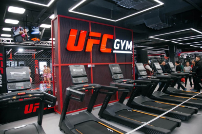 Así se ve uno de los UFC GYM repartidos por el mundo, traídos por la misma UFC para fanáticos y artistas marciales que buscan elevar su nivel de entrenamiento.