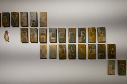 Pintura, video, instalación y documentos personales e históricos son parte de la exposición.