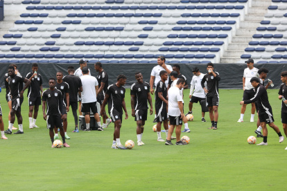 Jugadores de Emelec tuvieron su sesión de entrenamiento en la cancha del estadio Capwell este jueves 6 de noviembre.