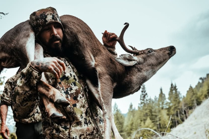 El manabita y una de las gráficas que prendió el debate en redes sociales.