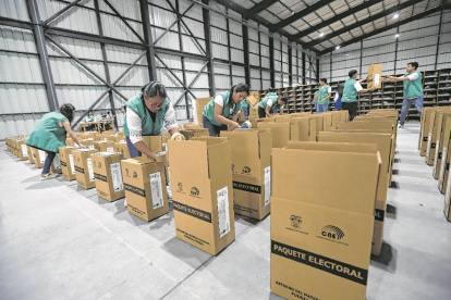 Kits. El CNE avanza en la elaboración de 42.006 paquetes electorales que se entregarán para el sufragio.