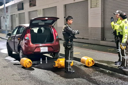 En horas de la noche la autoridades registraron un coche bomba al norte de Quito.
