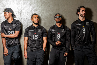 Nilson Angulo, Pedro Vite, John Yeboah y Leonardo Campana posan con la nueva camiseta de la selección ecuatoriana.