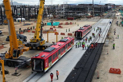 Vista aérea que muestra el primer envío de vagones del metro de Bogotá durante su presentación a los medios de comunicación en Bogotá el 11 de septiembre de 2025.